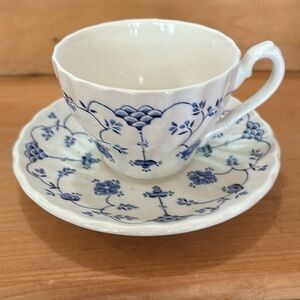 Beautiful tea cups and saucers. Set of 8